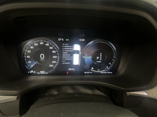 插電式複合動力 B&W音響 車室高效清淨 通風座椅 抬頭顯示 無線充電板 氣壓懸吊 僅跑4萬公里原廠保養  第15張相片