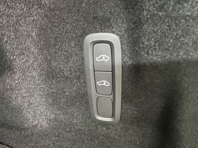 插電式複合動力 B&W音響 車室高效清淨 通風座椅 抬頭顯示 無線充電板 氣壓懸吊 僅跑4萬公里原廠保養  第16張相片