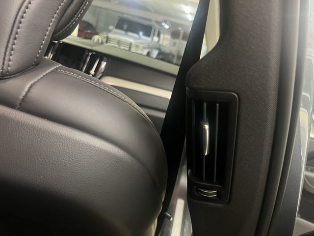 插電式複合動力 B&W音響 車室高效清淨 通風座椅 抬頭顯示 無線充電板 氣壓懸吊 僅跑4萬公里原廠保養  第17張相片