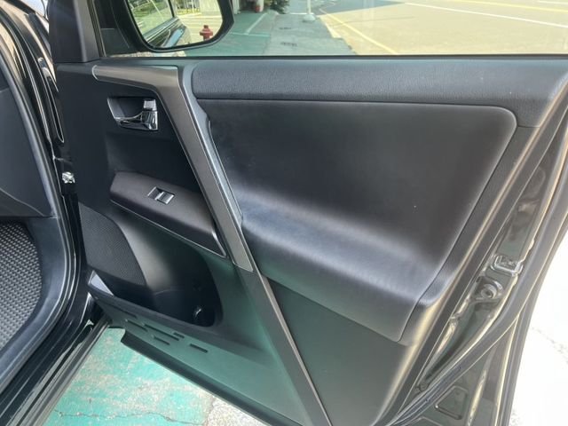 一手車無菸車 內裝如新 全程TOYOTA原廠保養 全車原鈑件 尊爵版 ACC跟車 電動椅  雙區恆溫  第18張相片