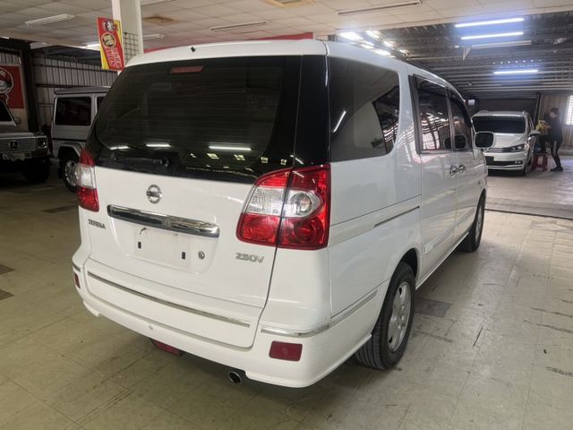 一手車 僅跑7萬9千公里 可變更貨車省稅金也可更改7人座商務車 全車原鈑件車況超優 9成新輪胎  第4張相片
