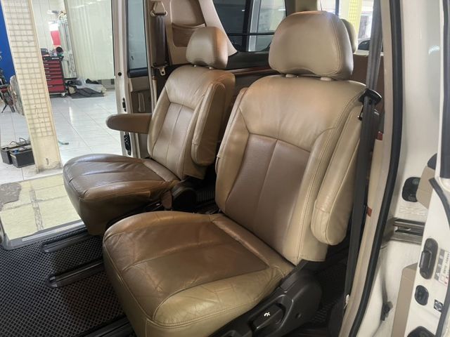 一手車 僅跑7萬9千公里 可變更貨車省稅金也可更改7人座商務車 全車原鈑件車況超優 9成新輪胎  第11張相片