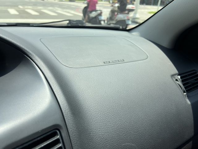 全台僅有只跑1萬3千每半年都在原廠保養 全車原漆如新車 雙安 抬頭顯示 輪胎剛換新 原廠主機  第12張相片