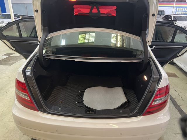 總代理 C200 一手女用車 維修單據備齊 剛保養完成 原版件 輪胎八成新 讓你用C180的價錢開C200  第3張相片