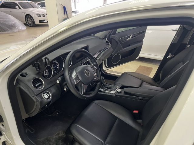 總代理 C200 一手女用車 維修單據備齊 剛保養完成 原版件 輪胎八成新 讓你用C180的價錢開C200  第5張相片