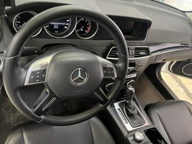 總代理 C200 一手女用車 維修單據備齊 剛保養完成 原版件 輪胎八成新 讓你用C180的價錢開C200  第6張相片