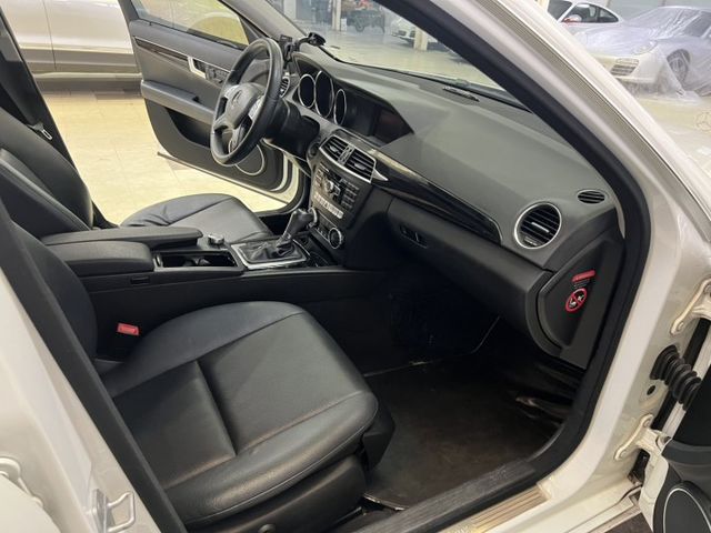 總代理 C200 一手女用車 維修單據備齊 剛保養完成 原版件 輪胎八成新 讓你用C180的價錢開C200  第8張相片