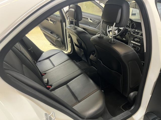 總代理 C200 一手女用車 維修單據備齊 剛保養完成 原版件 輪胎八成新 讓你用C180的價錢開C200  第9張相片