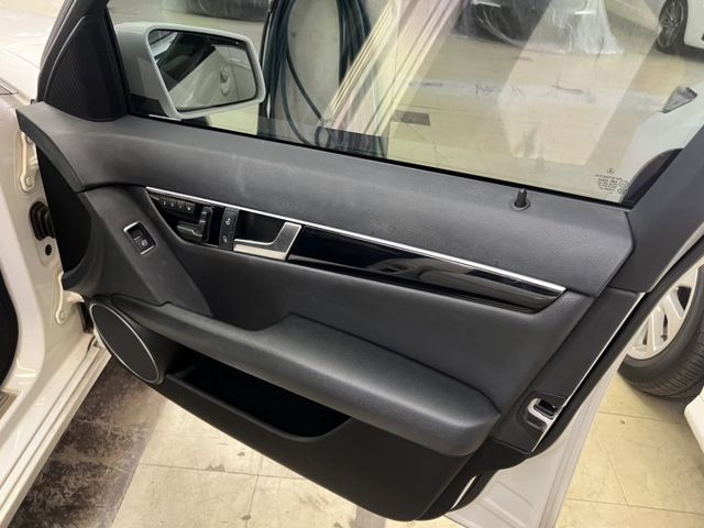 總代理 C200 一手女用車 維修單據備齊 剛保養完成 原版件 輪胎八成新 讓你用C180的價錢開C200  第12張相片