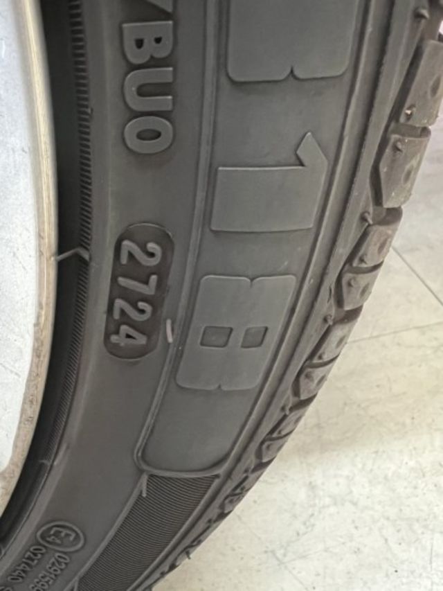 總代理 C200 一手女用車 維修單據備齊 剛保養完成 原版件 輪胎八成新 讓你用C180的價錢開C200  第15張相片