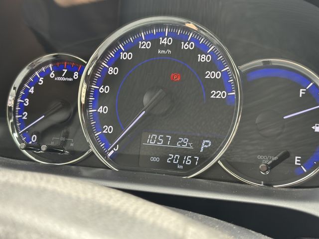 一手車 原版原漆無事故認證車 超低里程僅跑兩萬 保養工單全 安卓機倒車顯影 抬頭顯示器 代步最優解  第13張相片