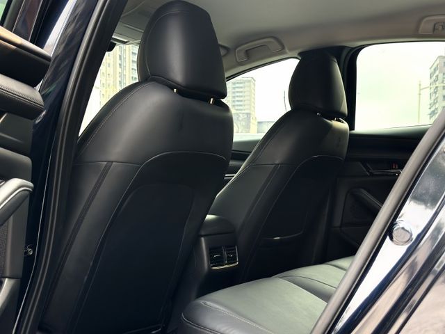 新版2020年式 頂級版 正一手車 全程原廠保養 全車原鈑件 ACC跟車 18吋鋁圈 盲點 電子手煞車  第9張相片