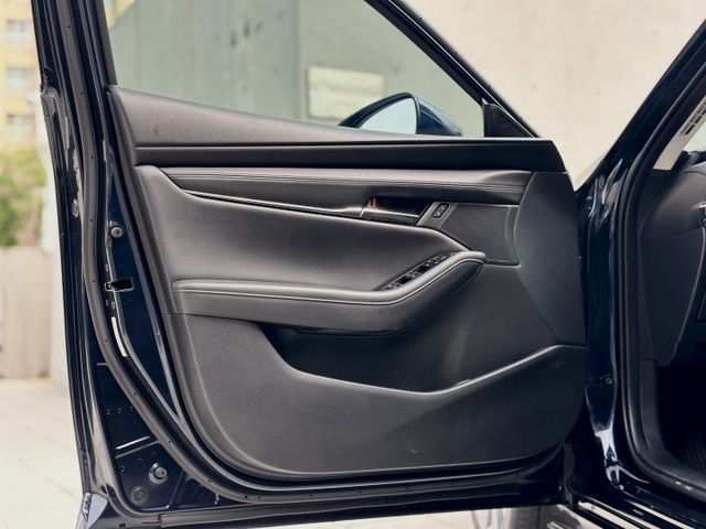 新版2020年式 頂級版 正一手車 全程原廠保養 全車原鈑件 ACC跟車 18吋鋁圈 盲點 電子手煞車  第11張相片