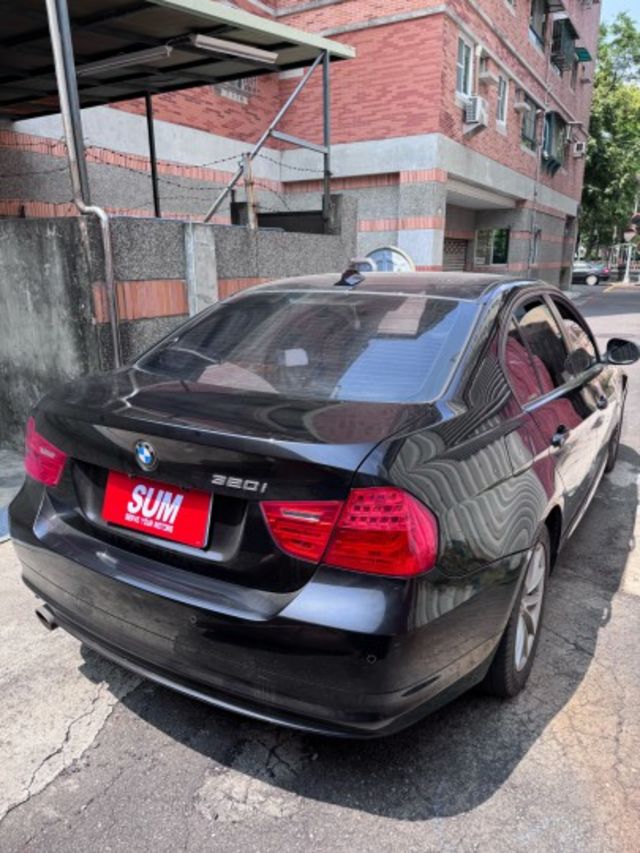 320i總代理 2011年2月領牌 全車原鈑件 內裝原廠皮件優美 無待修 電動椅 雙區恆溫 後座出風口 里程保證  第3張相片