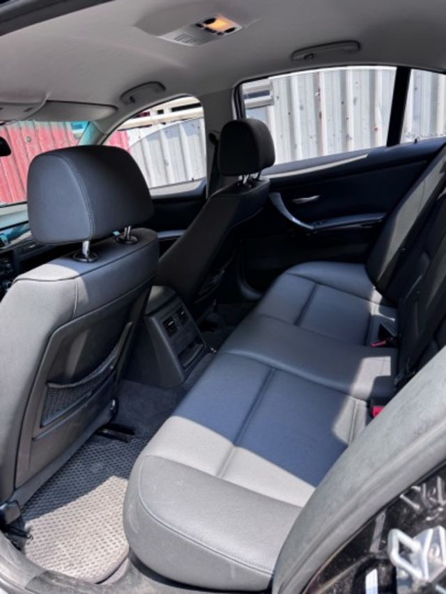 320i總代理 2011年2月領牌 全車原鈑件 內裝原廠皮件優美 無待修 電動椅 雙區恆溫 後座出風口 里程保證  第9張相片