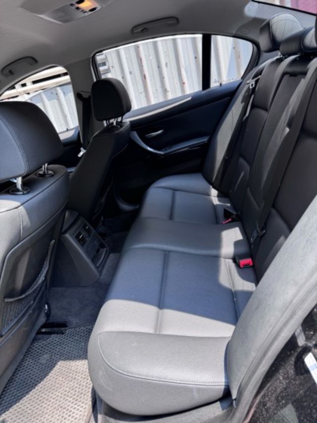 320i總代理 2011年2月領牌 全車原鈑件 內裝原廠皮件優美 無待修 電動椅 雙區恆溫 後座出風口 里程保證  第10張相片