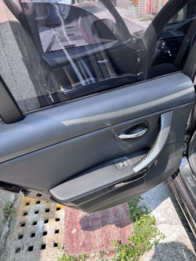 320i總代理 2011年2月領牌 全車原鈑件 內裝原廠皮件優美 無待修 電動椅 雙區恆溫 後座出風口 里程保證  第11張相片