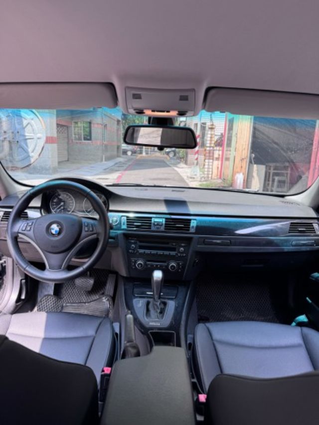 320i總代理 2011年2月領牌 全車原鈑件 內裝原廠皮件優美 無待修 電動椅 雙區恆溫 後座出風口 里程保證  第12張相片