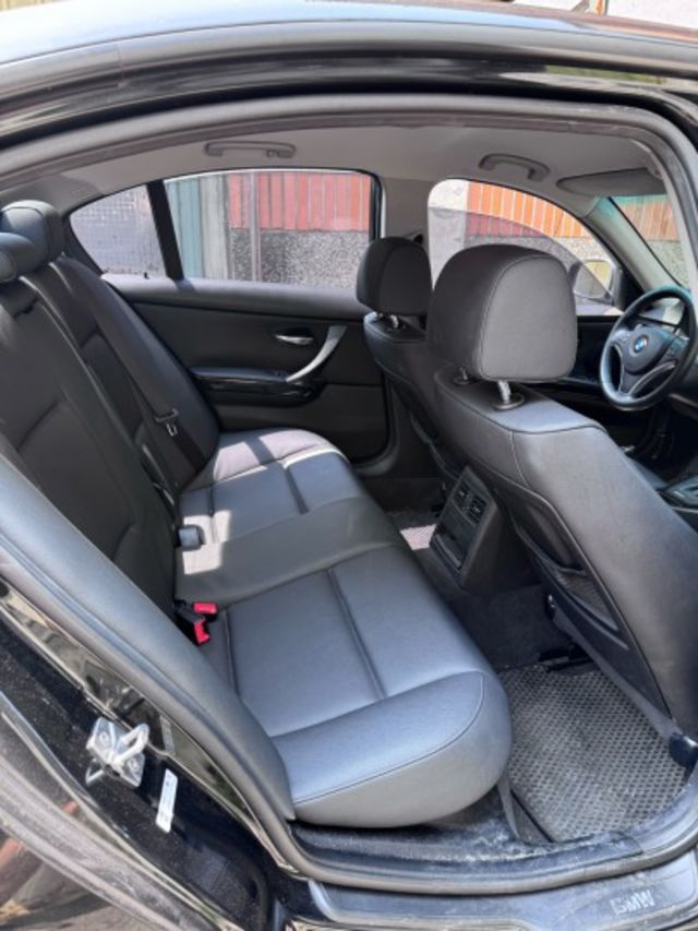 320i總代理 2011年2月領牌 全車原鈑件 內裝原廠皮件優美 無待修 電動椅 雙區恆溫 後座出風口 里程保證  第16張相片