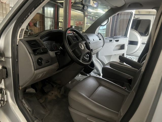 私人企業自用車  9人座加長版  6速自排 174匹馬力 車況優 內裝皮件乾淨完整 後座空調 遮陽簾  第5張相片