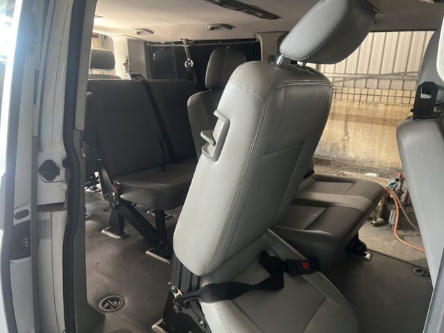 私人企業自用車  9人座加長版  6速自排 174匹馬力 車況優 內裝皮件乾淨完整 後座空調 遮陽簾  第7張相片