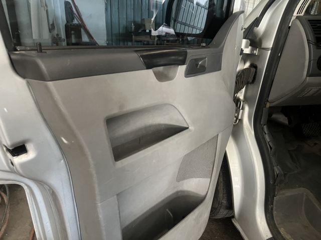 私人企業自用車  9人座加長版  6速自排 174匹馬力 車況優 內裝皮件乾淨完整 後座空調 遮陽簾  第8張相片