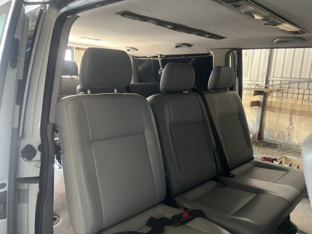 私人企業自用車  9人座加長版  6速自排 174匹馬力 車況優 內裝皮件乾淨完整 後座空調 遮陽簾  第10張相片