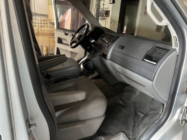 私人企業自用車  9人座加長版  6速自排 174匹馬力 車況優 內裝皮件乾淨完整 後座空調 遮陽簾  第12張相片