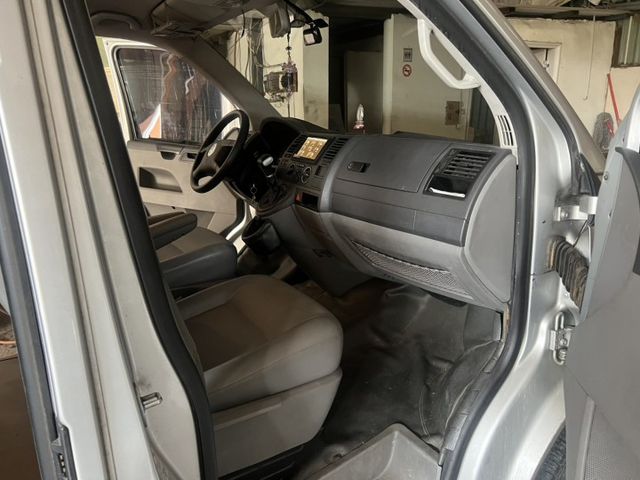 私人企業自用車  9人座加長版  6速自排 174匹馬力 車況優 內裝皮件乾淨完整 後座空調 遮陽簾  第13張相片