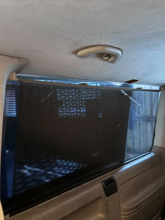 私人企業自用車  9人座加長版  6速自排 174匹馬力 車況優 內裝皮件乾淨完整 後座空調 遮陽簾  第17張相片