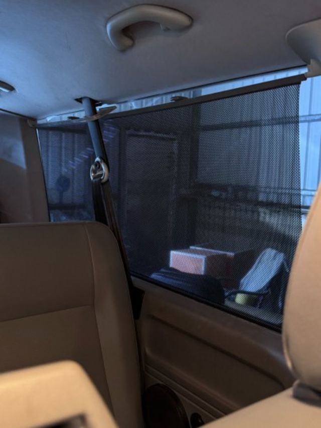 私人企業自用車  9人座加長版  6速自排 174匹馬力 車況優 內裝皮件乾淨完整 後座空調 遮陽簾  第18張相片