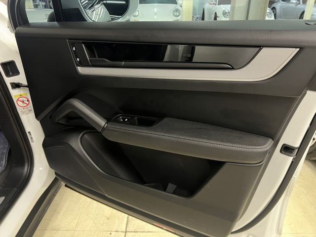 2024年式24年領牌 全程原廠保養 原廠保固中 小改款 液晶螢幕 導航 跑計 全景天窗 腳踢尾門 車道維持 摸門  第12張相片