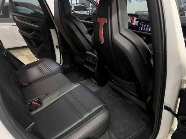 2024年式24年領牌 全程原廠保養 原廠保固中 小改款 液晶螢幕 導航 跑計 全景天窗 腳踢尾門 車道維持 摸門  第18張相片