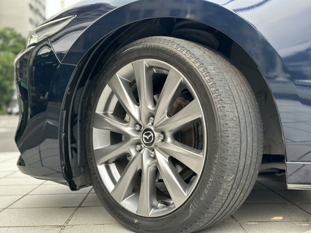 新版2020年式 頂級版 正一手車 全程原廠保養  ACC跟車 18吋鋁圈 盲點 電子手煞車  第12張相片