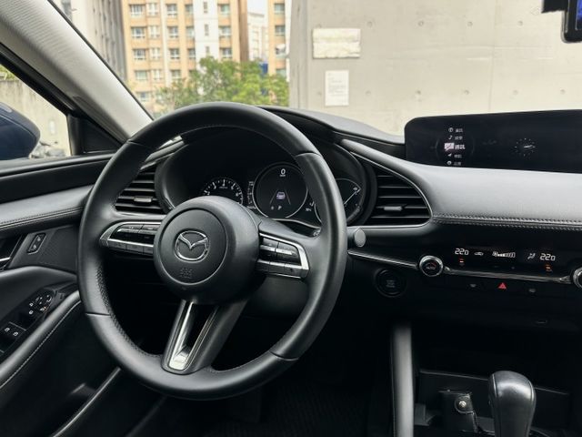新版2020年式 頂級版 正一手車 全程原廠保養  ACC跟車 18吋鋁圈 盲點 電子手煞車  第13張相片