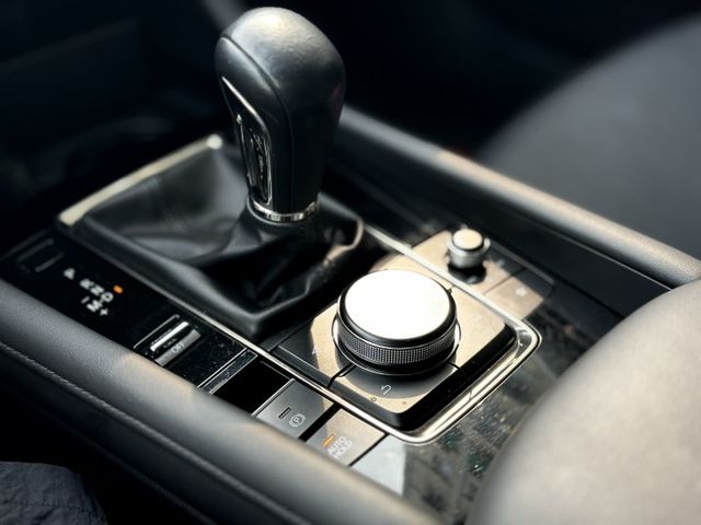 新版2020年式 頂級版 正一手車 全程原廠保養  ACC跟車 18吋鋁圈 盲點 電子手煞車  第20張相片
