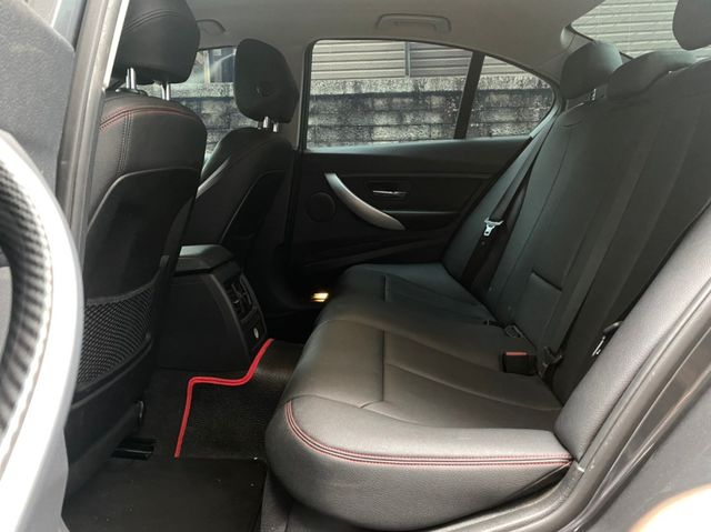 BMW寶馬 318D SEDAN  第4張相片