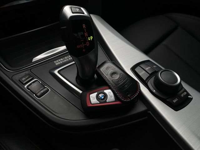 BMW寶馬 318D SEDAN  第10張相片