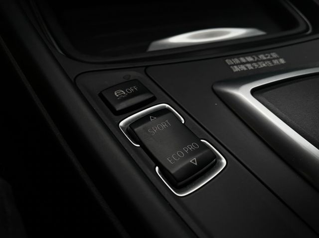 BMW寶馬 318D SEDAN  第11張相片