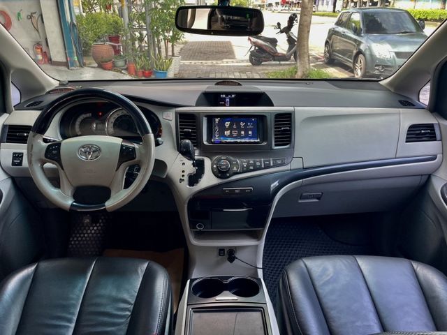 質感大型MPV/SE運動版/雙電動滑門/抬頭顯示器/盲點偵測  第8張相片