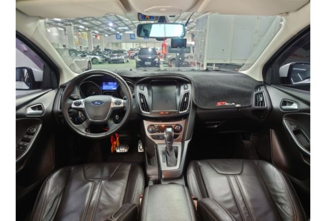 2015 Ford Focus 4D 1.6汽油運動型 認證車 便宜出清  第8張相片