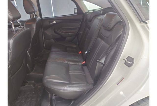 2015 Ford Focus 4D 1.6汽油運動型 認證車 便宜出清  第15張相片