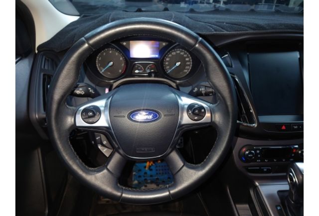2015 Ford Focus 4D 1.6汽油運動型 認證車 便宜出清  第9張相片