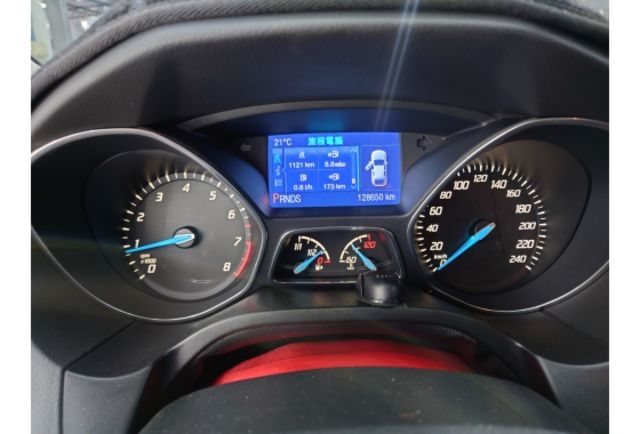 2015 Ford Focus 4D 1.6汽油運動型 認證車 便宜出清  第10張相片