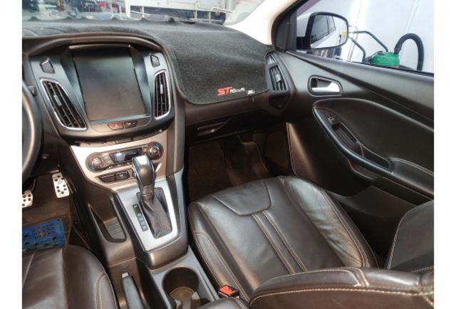 2015 Ford Focus 4D 1.6汽油運動型 認證車 便宜出清  第11張相片