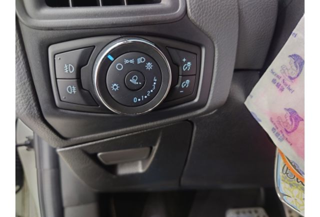 2015 Ford Focus 4D 1.6汽油運動型 認證車 便宜出清  第13張相片