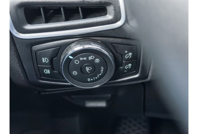 享譽車業．汽油頂級版 第三方認證 可全額貸款 最划算的代步車  第15張相片