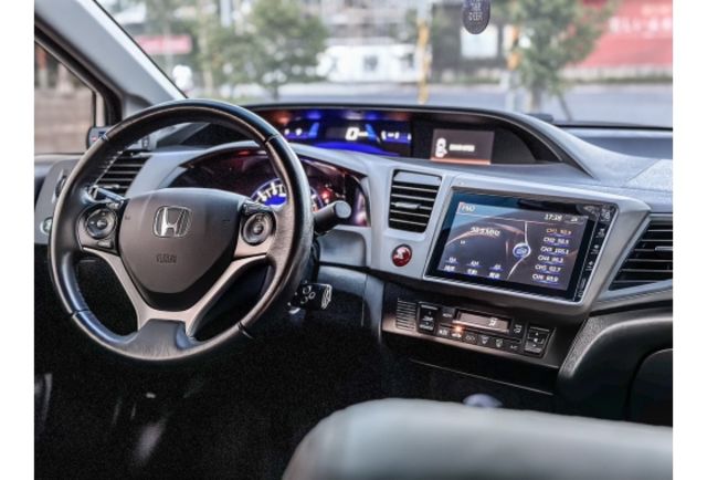 享譽車業．Modulo空力套件 頂級款 前車主顧得很漂亮 可全額貸款  第9張相片