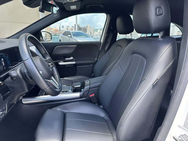 M-BENZ賓士 GLA180  第5張相片
