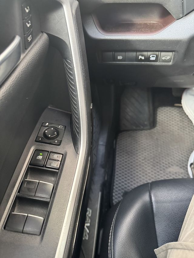 TOYOTA豐田 RAV4  第8張相片